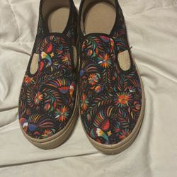 Very Vibrant Colors Line Patterns On Consuls Bags