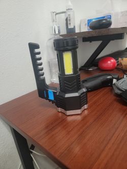 LED FLASHLIGHT...NO BATTERIES NEEDED HAS A CHARGER