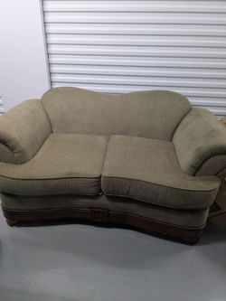 2 piece sofa set w pillows