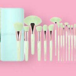 24 Piece Makeup Brushes Set With Container 