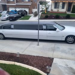 2005 LINCOLN TOWN LIMO 