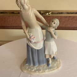 Beautiful Mother & Daughter Figurine (Non Lladro)