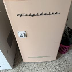 Mini Fridge W  Freezer Compartment 4.5 Cu Ft Capacity 