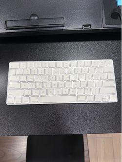 LIKE NEW APPLE KEYBOARD