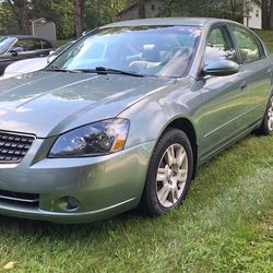 New Price Drop $3,000 .05' Nissan Altima , New Paint And Headlights,  