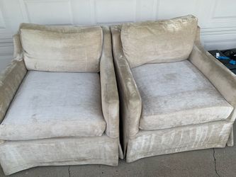 2 cream chairs very clean