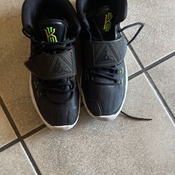 Kyrie shoes Size 11 Men