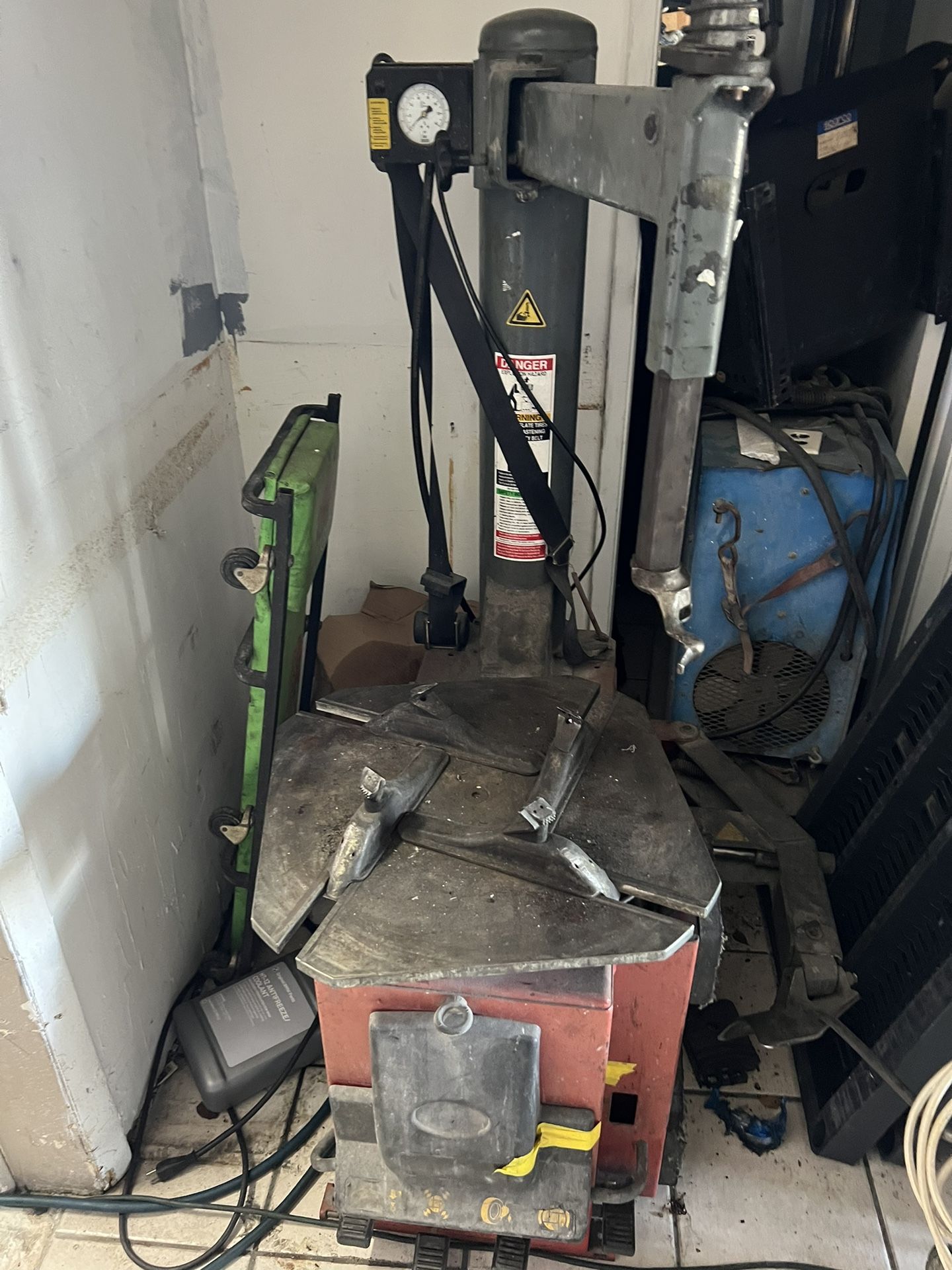 Tire Changer Machine With Swing Arm.