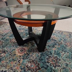 Modern Glass-Top Coffee Table – Stylish & Sturdy!