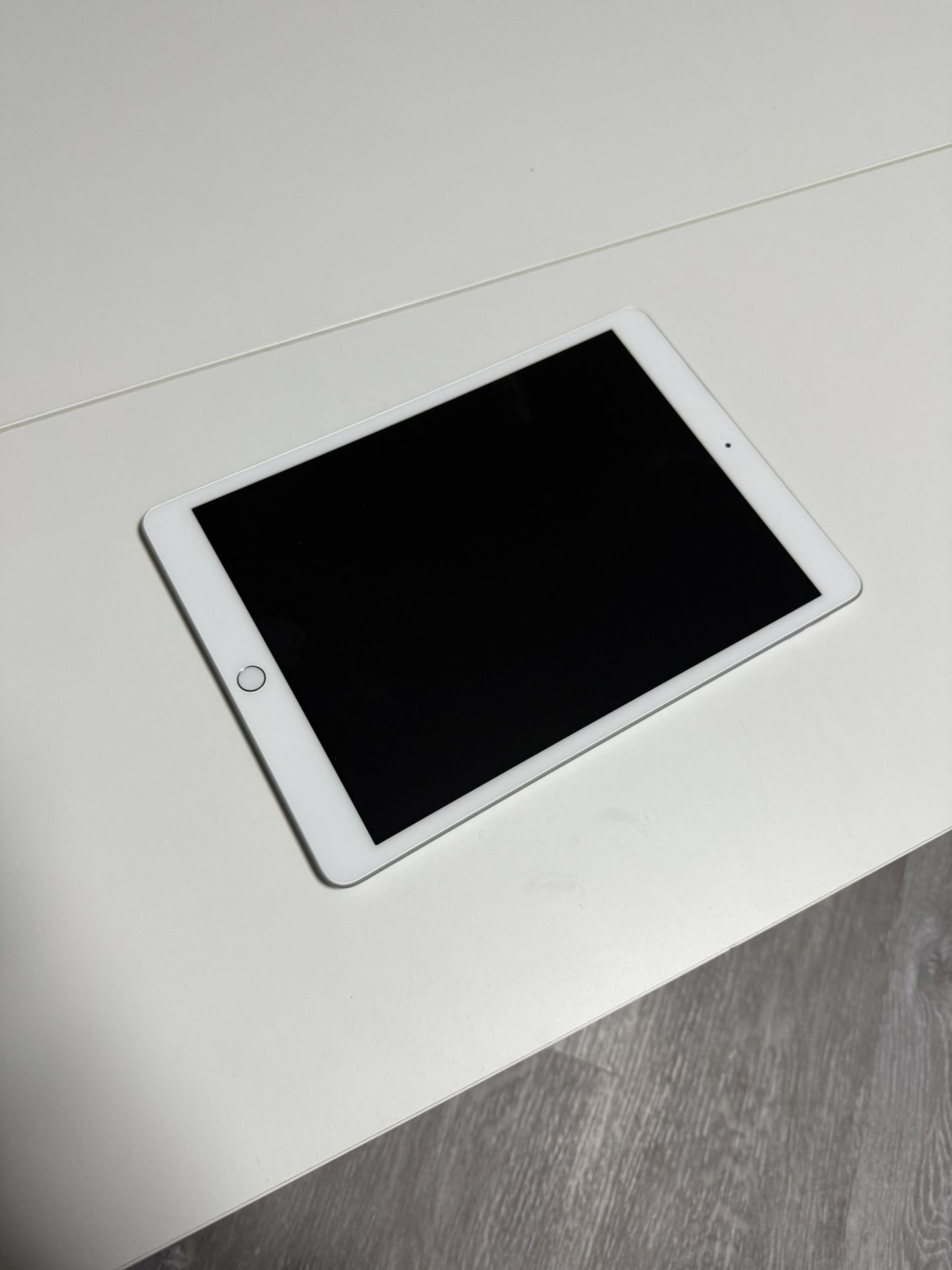 IPad (8th Generation) A2270 32 GB, Wi-Fi, 10.2 in Silver. NO BOX!!!!