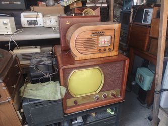Hundreds of Antique Radios and Other Vintage Electronics
