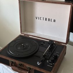 Portable VICTOROLA record player WITH Arctic Monkeys and The Neighborhood vinyals