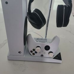 Xbox Series S With Turtle Beach MAX headset