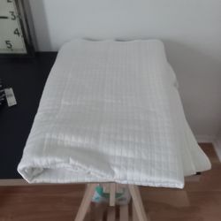 Queen cooling pad to protect mattress