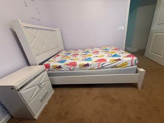 Signature Design by Ashley "Dreamur" (Champagne Finish) bedroom set