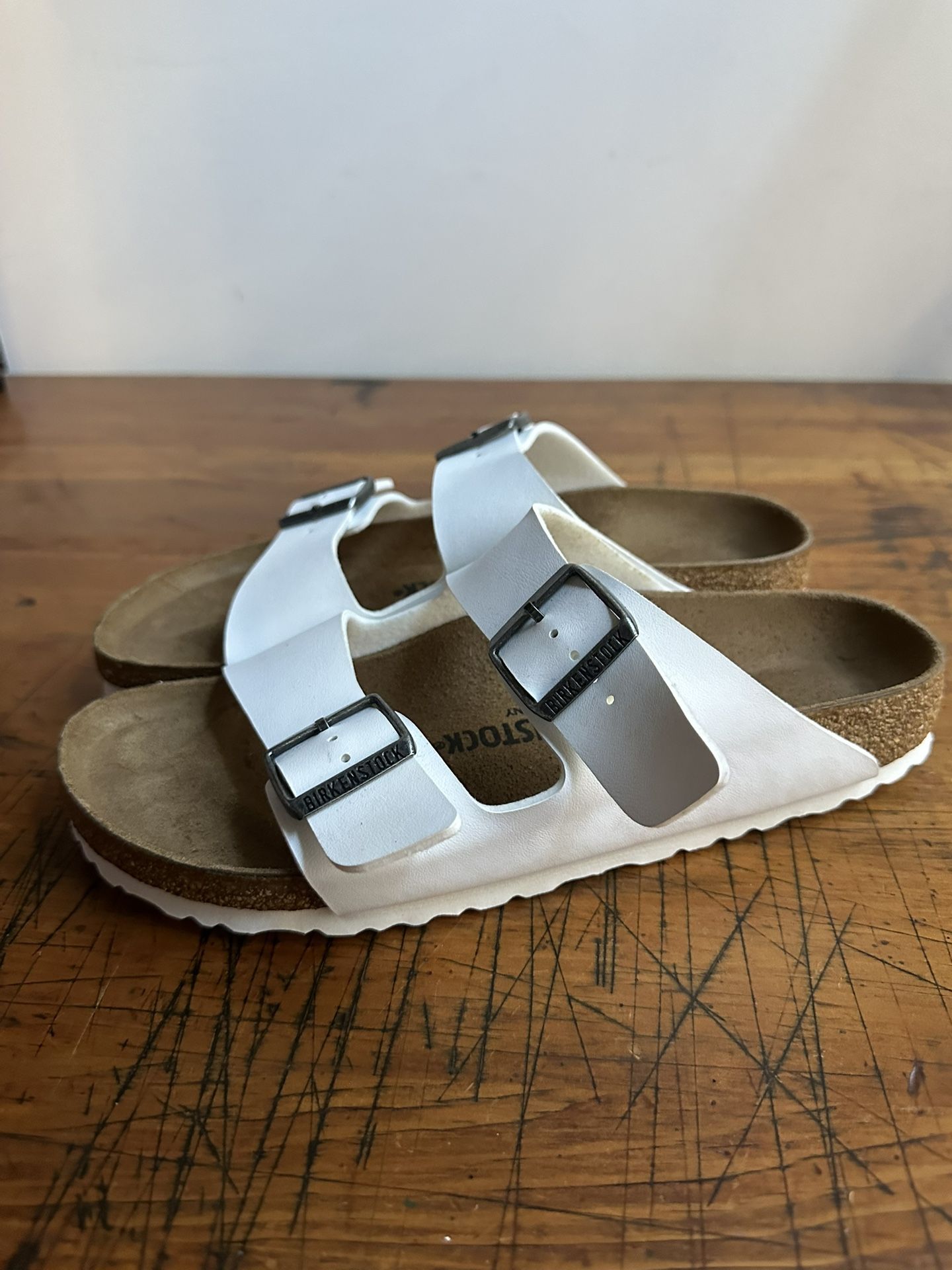 Birkenstock Arizona Sandal in White Size Women’s US 9-9.5/Men’s 7-7.5 EU 40