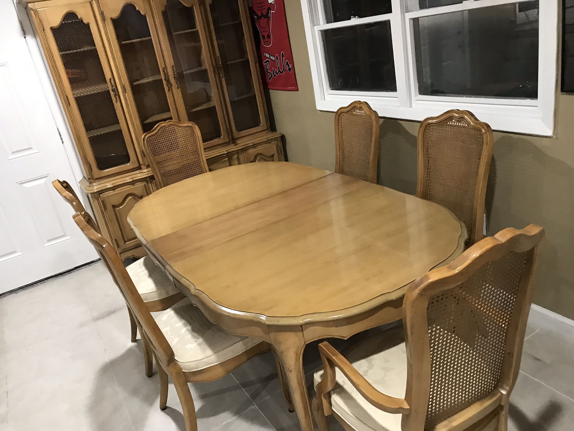 Nice vintage dining set comes with 6 chairs in great conditions