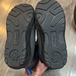 Size 8 Little Kids Snow boots 