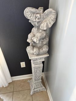 Elephant statues comes with the stand