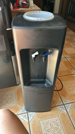 Water gallon dispenser