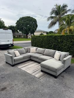 Light Gray Large Macys Sectional Sofa W/ Ottoman(Delivery Available)