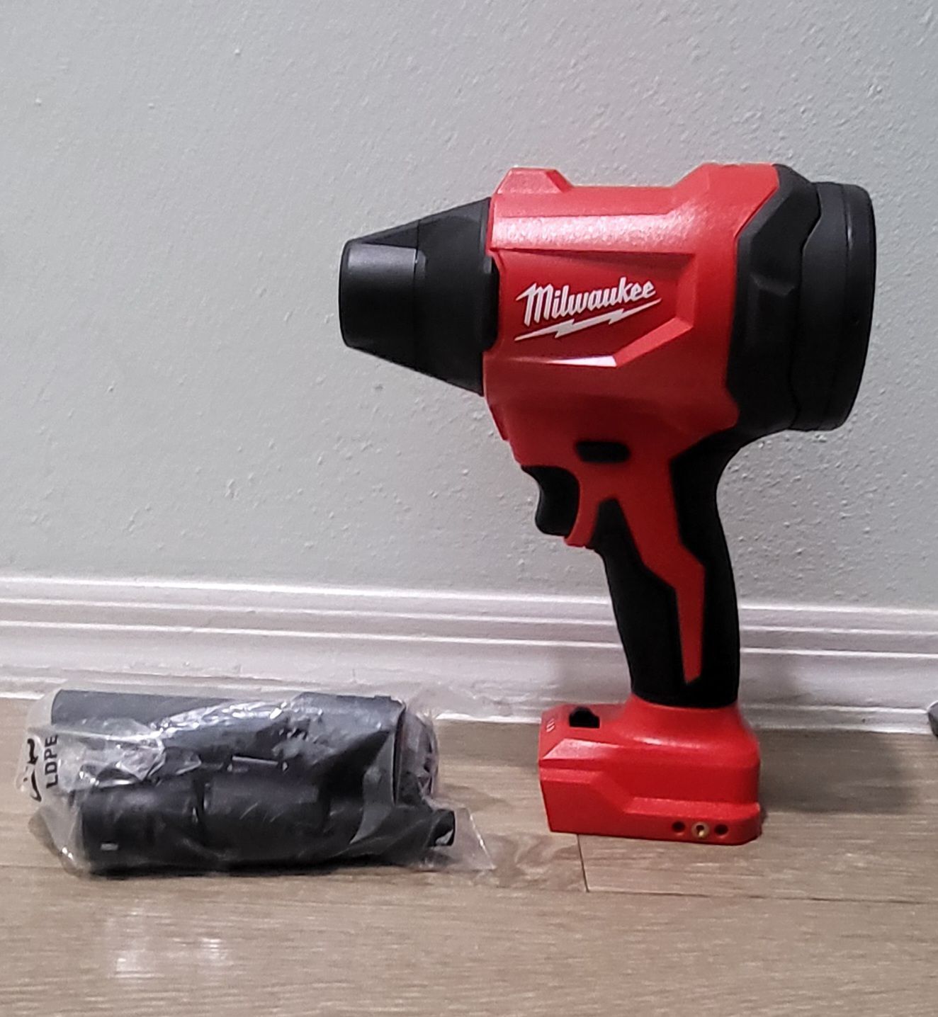 MILWAUKEE 18V LITHIUM-ION 570 MPH BRUSHLESS CORDLESS PRECISION BLOWER WITH VARIABLE SPEED TRIGGER AND TRIGGER LOCK (TOOL ONLY)