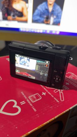 Canon EOS M200 Content Creator Kit (Digital Camera)