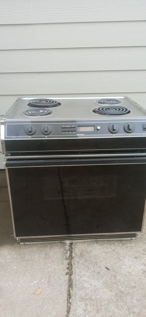 Stove. Electric.  Inside Not Used. Is New Work Very Good. Negotiable