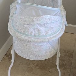 Portable Bassinet With Screen