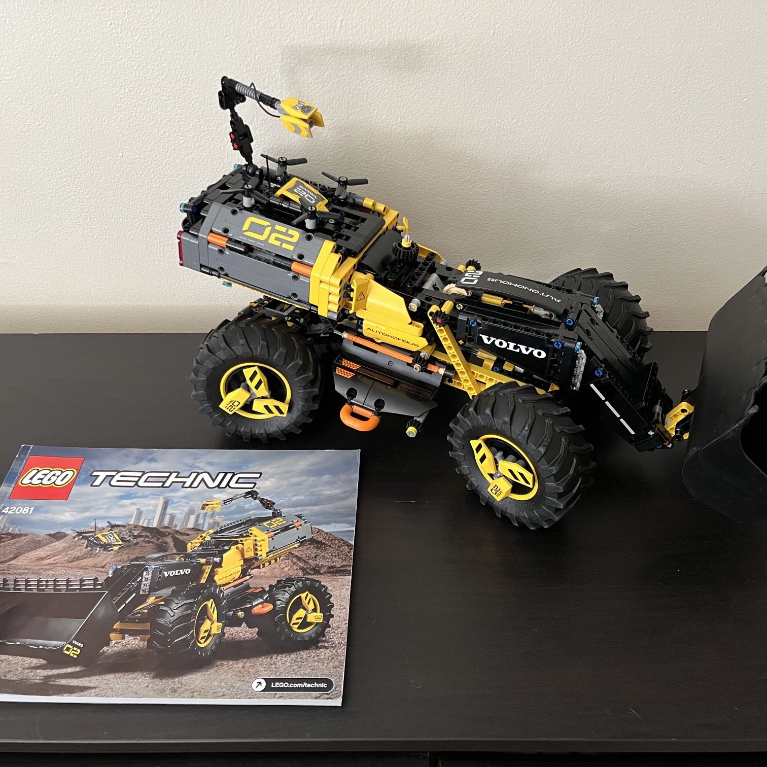 42018 LEGO Technic Volvo Concept Wheel Loader ZEUX for Sale in Burbank CA OfferUp