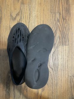 Yeezy onyx foam runners 