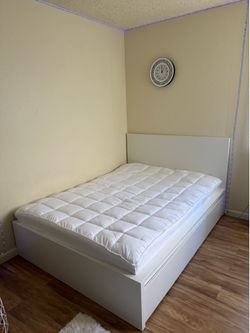 Bed queen size.