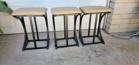 **3 beautiful metal barstools **(Measurements On Description)