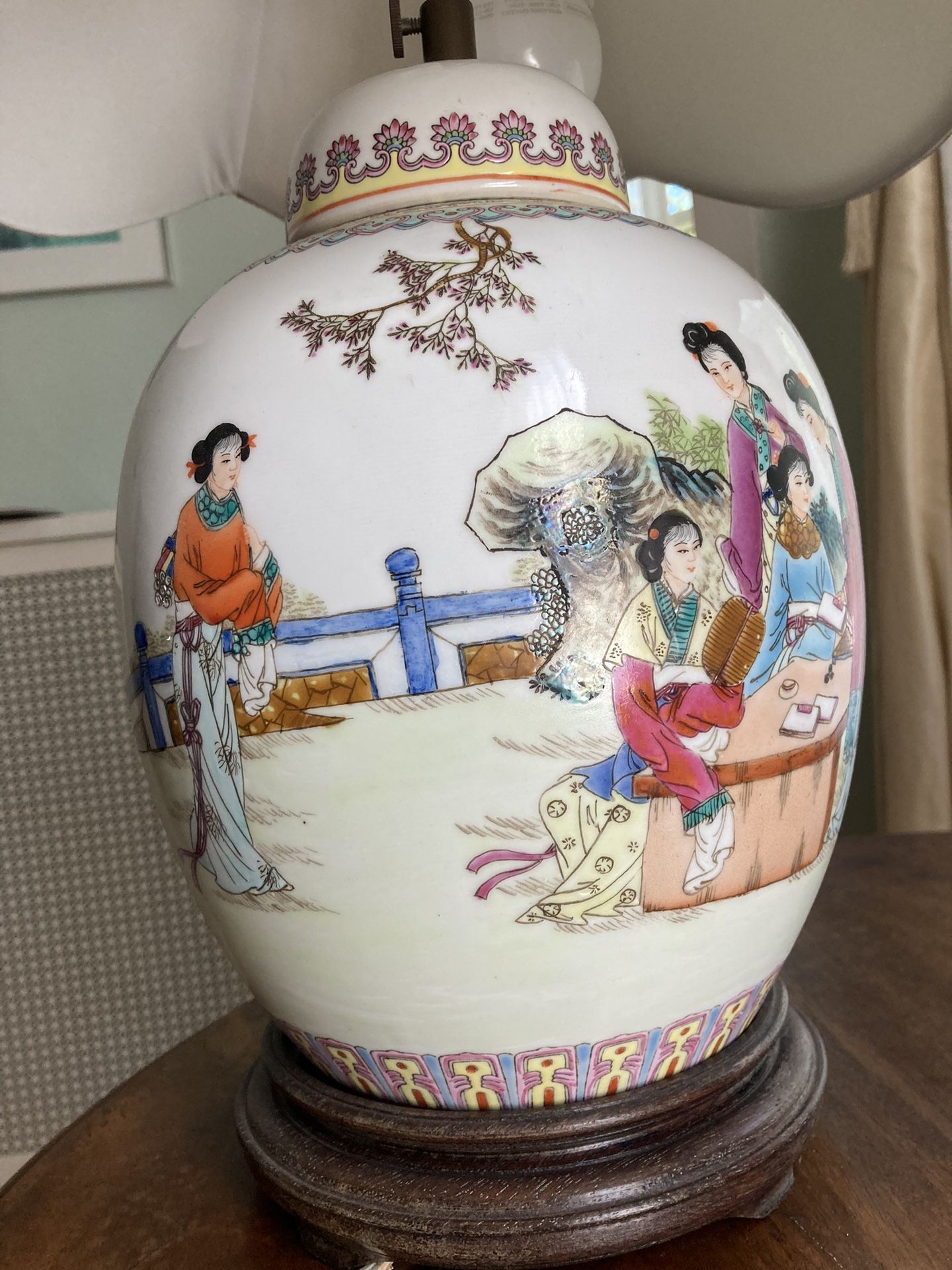 A Pair Chinese Porcelain Lamps