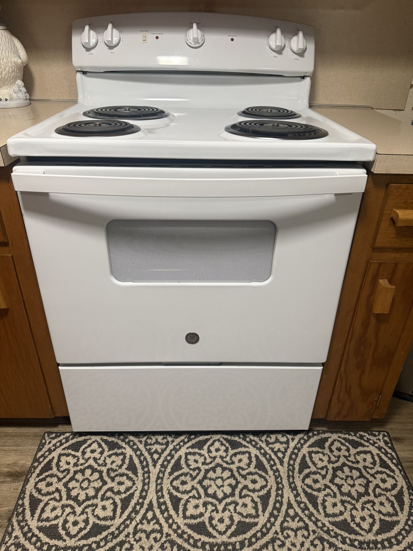 Like-New GE Electric Range (Model JBS160DM3WW) — White — Excellent Condition