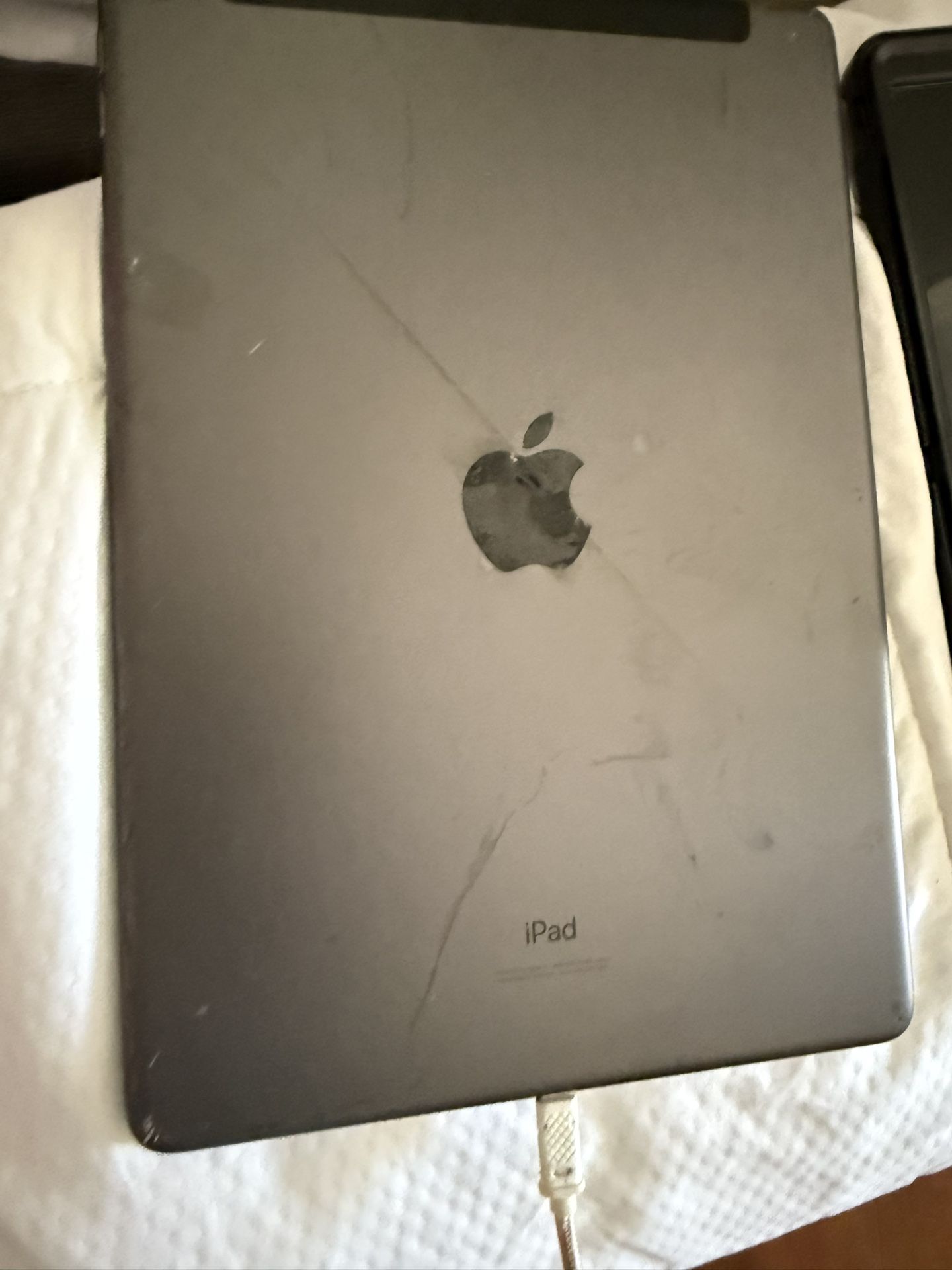  Apple iPad For parts only ! Asking price is $80.00   or best offer 