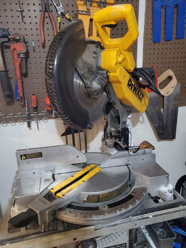 DEWALT 12in COMPACT MITER SAW