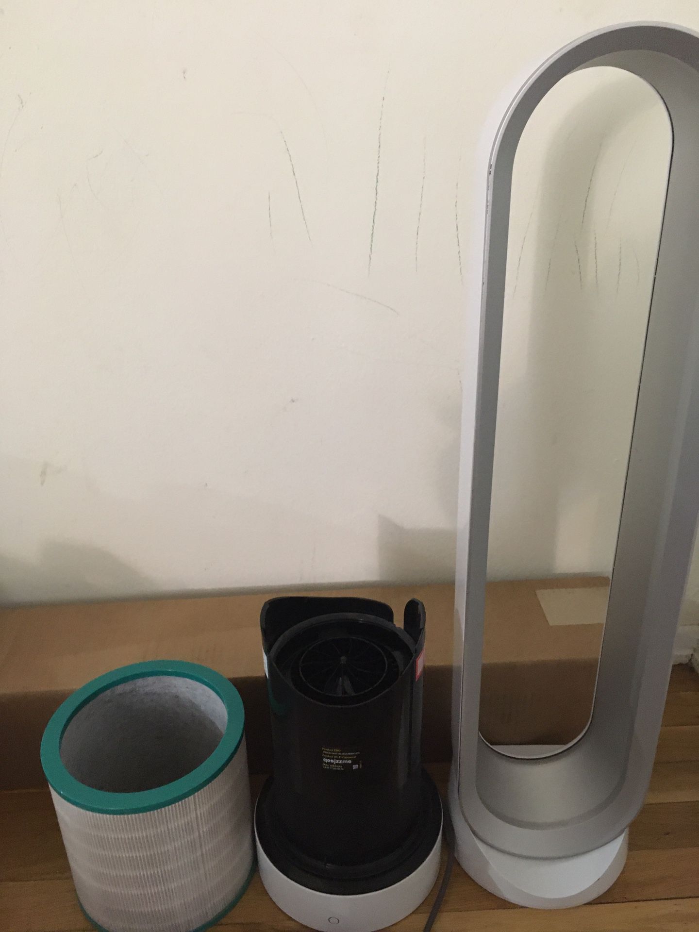 Dyson Pure Cool Tower Air Purifier Fan . Whole Room HEPA Filtration- AM11.