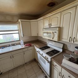 Kitchen Cabinets.   Dirty Of Cooking Oil But Very Good Condition 