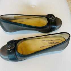 SOFTSPOTS Women’s Flats - Size 8.5M