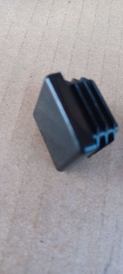 1"  INCH   SCUARE  TUBING  PLASTIC  PLUGS   1,600  PCS  AVAILABLE 