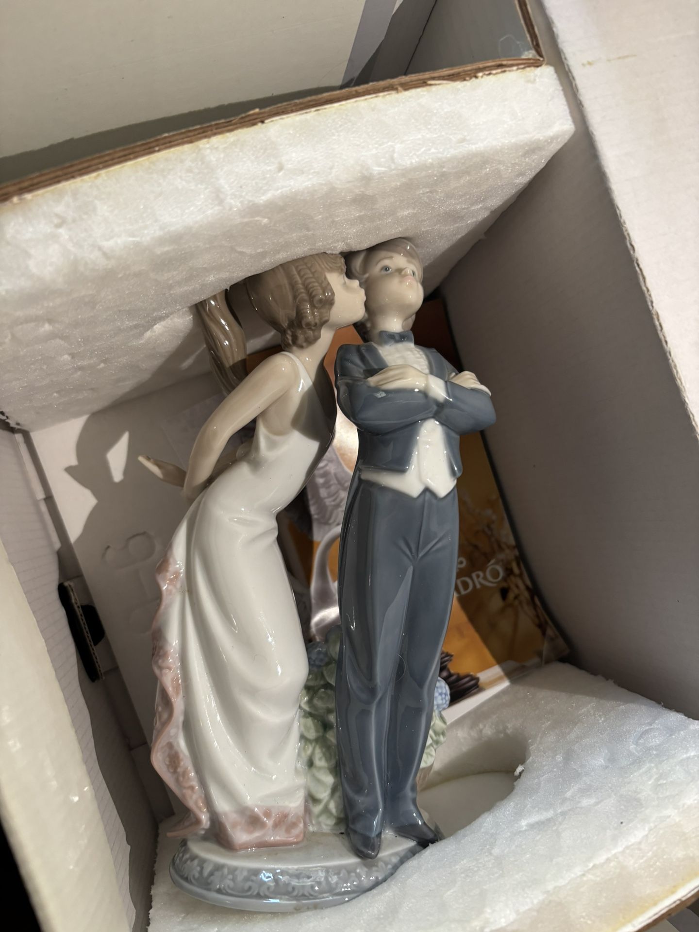 Lladro Figurine #5555, Let's Make Up by LLADRO