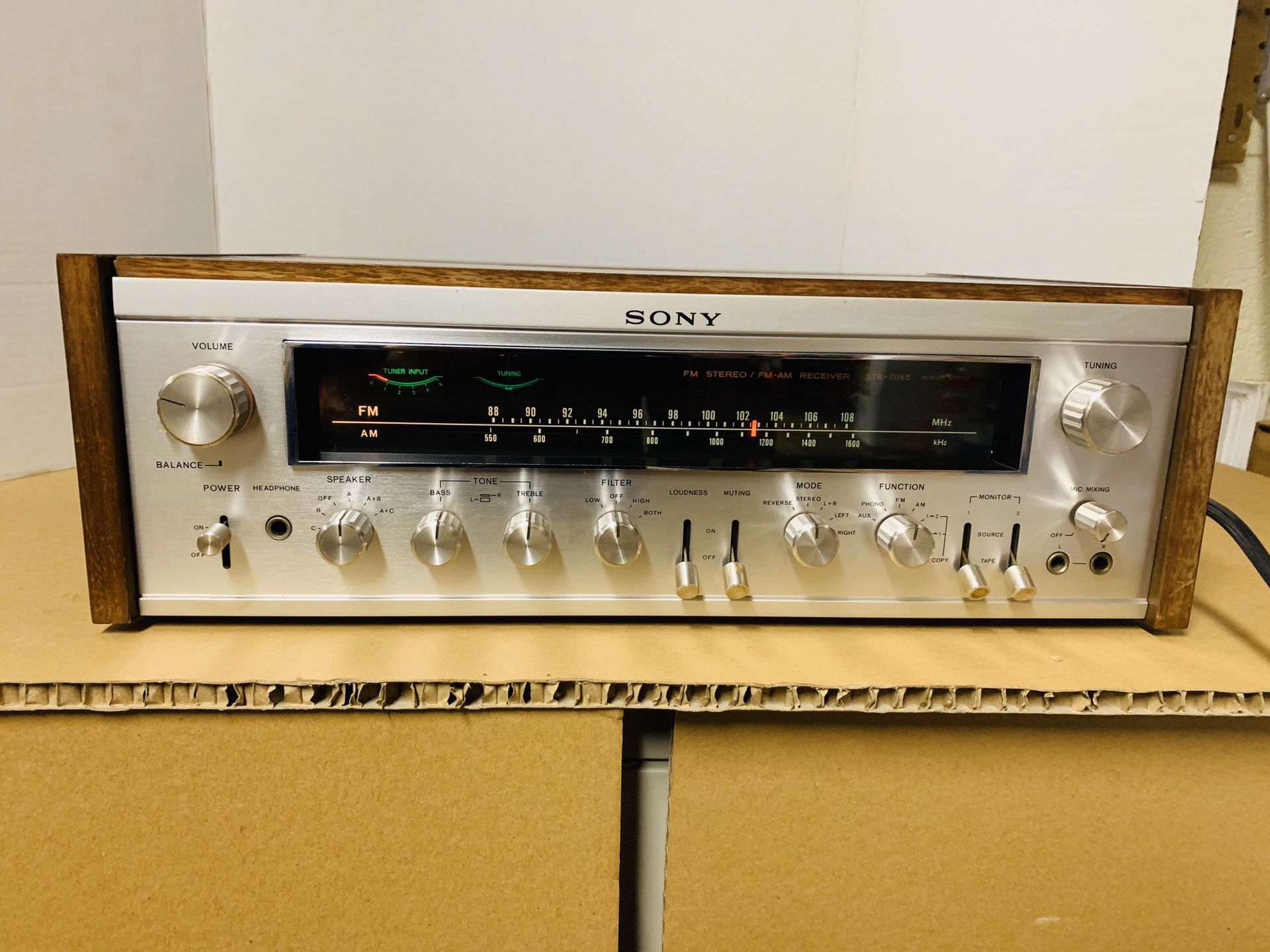 Vintage Sony STR-7065 Stereo FM/AM Receiver (Read Description)