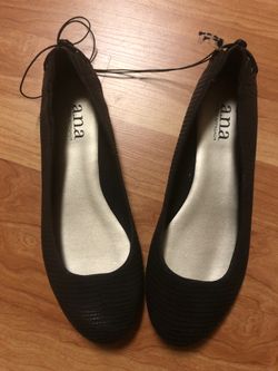 Black ballet flats. (Size 6.5)