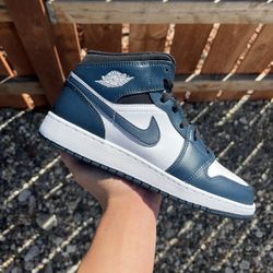 Jordan 1 Mid Navy (Size 5.5Y, 6.5Y, 7Y)