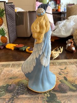 Lenox Beautiful princess figurine in excellent condition about 9 inches tall decoration