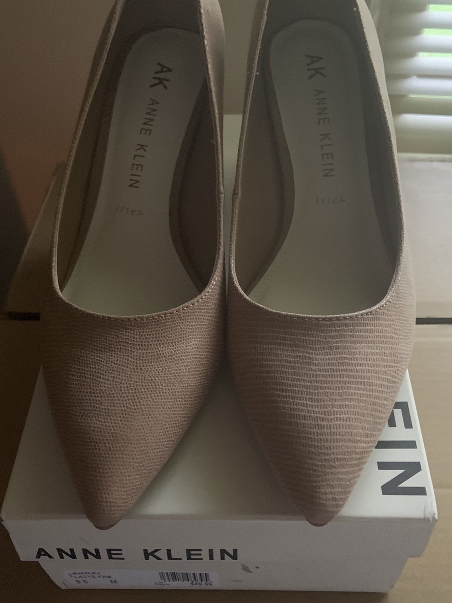 BRAND NEW ANNE KLEIN BEIGE/TAN HEELS