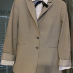 TAHARI BLAZER & BLOUSE 15.00.   Chino, Ca