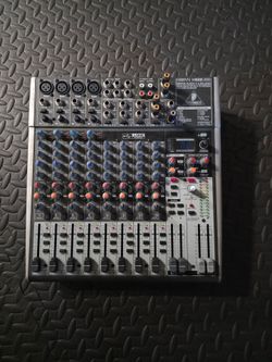 Behringer Xenyx X1622USB Premium 16-Input 2/2-Bus Mixer with XENYX Mic Preamps & Compressors