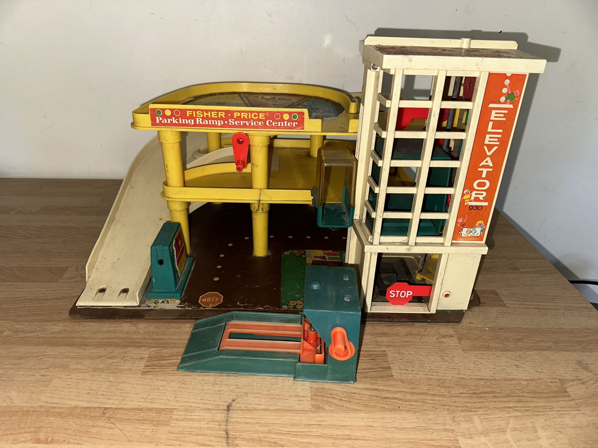 VINTAGE 1970 FISHER PRICE MODEL 930 - PARKING GARAGE RAMP & SERVICE CENTER LIFT FOR HOT WHEELS & MATCHBOX CARS